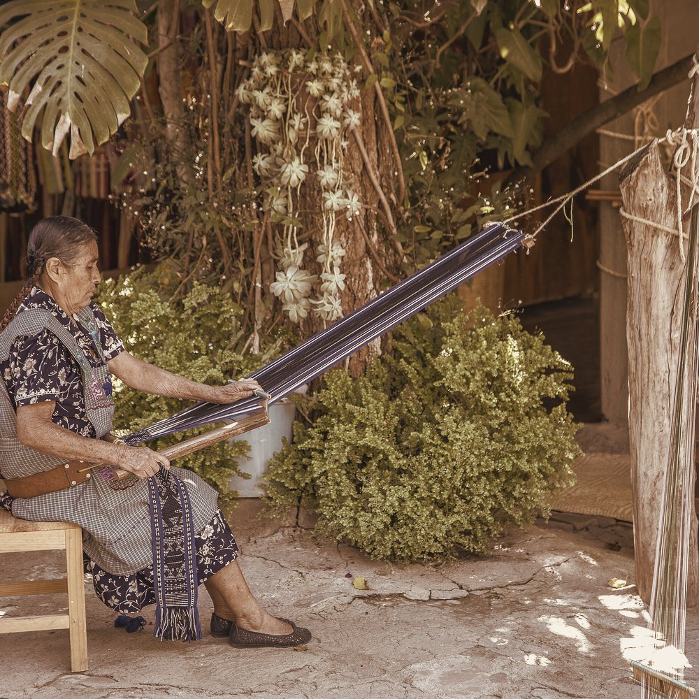 Tejedora en telar de cintura, Oaxaca