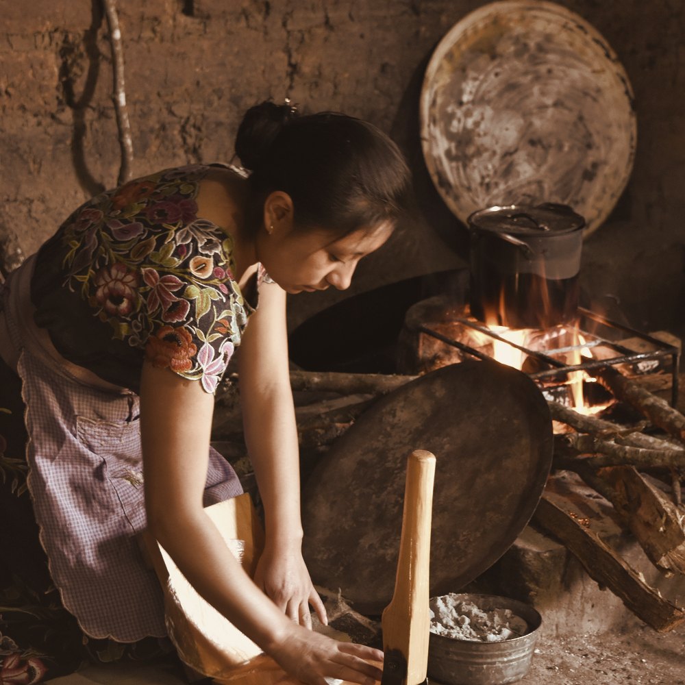 Elaboración de tortillas de maíz a mano